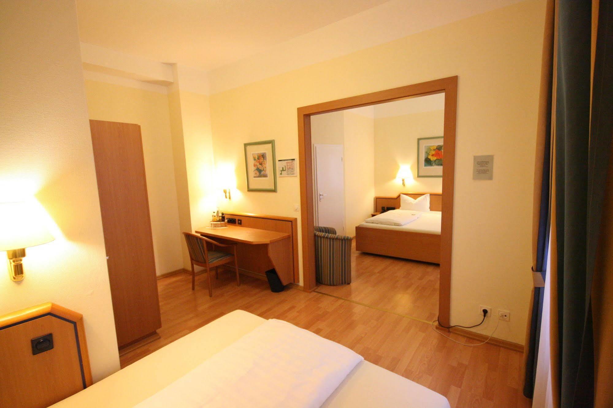 Altstadt Hotel ไฮเดลเบิร์ก ภายนอก รูปภาพ