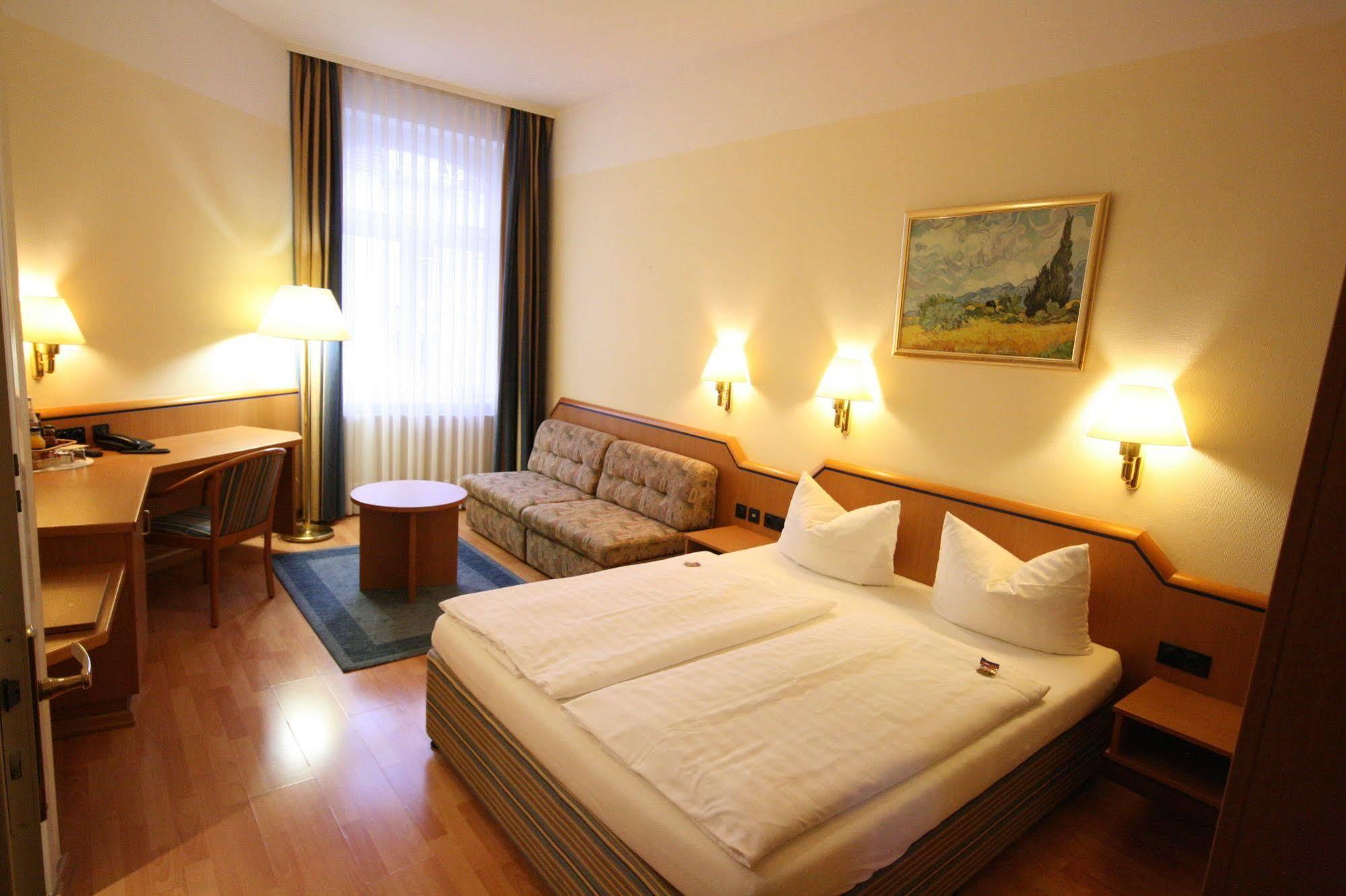 Altstadt Hotel ไฮเดลเบิร์ก ภายนอก รูปภาพ